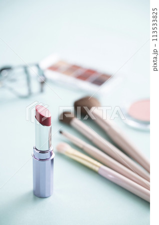 アイシャドウパレットとアイラッシュカーラーとメイクブラシとリップスティックとチーク 113533825