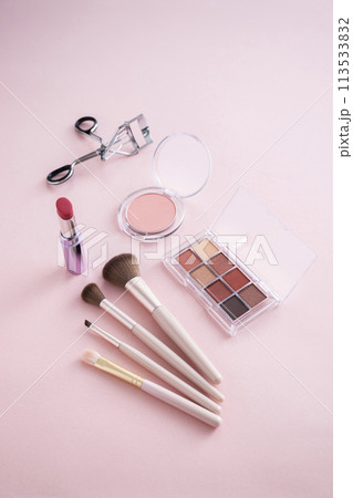 アイシャドウパレットとアイラッシュカーラーとメイクブラシとリップスティックとチーク 113533832