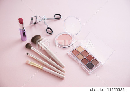 アイシャドウパレットとアイラッシュカーラーとメイクブラシとリップスティックとチーク 113533834