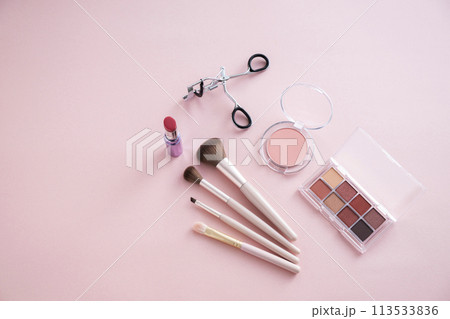 アイシャドウパレットとアイラッシュカーラーとメイクブラシとリップスティックとチーク 113533836