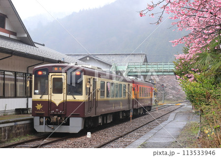 わたらせ渓谷鐵道「4月上旬雨の日の水沼駅風景」 わたらせ渓谷鐵道「4月上旬雨の日の水沼駅風景」 113533946