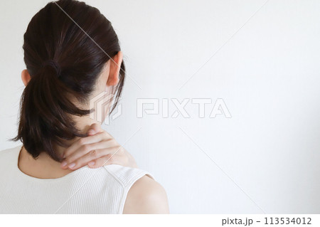 肩凝り　疲れイメージ 113534012