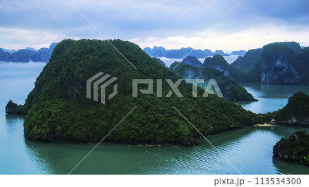 ベトナム　ティートップ島山頂から眺めるハロン湾の景観　/　Ha Long Bay, Vietnam 113534300