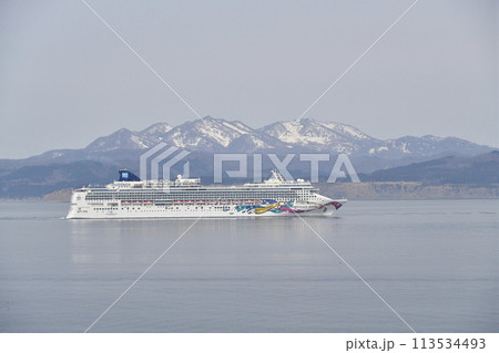 春霞の北海道函館市函館湾を航行するクルーズ船ノルウェージャン・ジュエル号の風景を撮影 113534493