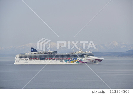 春霞の北海道函館市函館湾を航行するクルーズ船ノルウェージャン・ジュエル号の風景を撮影 113534503