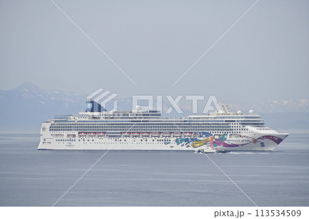 春霞の北海道函館市函館湾を航行するクルーズ船ノルウェージャン・ジュエル号の風景を撮影 113534509
