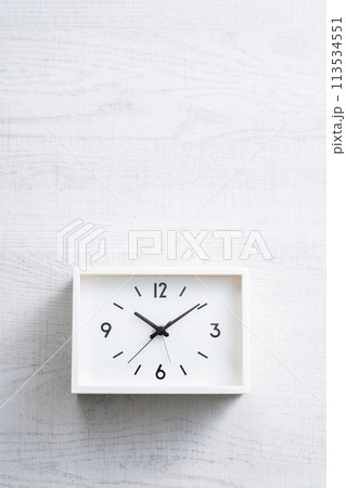 シンプルな白い時計 113534551