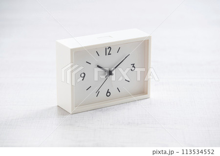 シンプルな白い時計 シンプルな白い時計 113534552