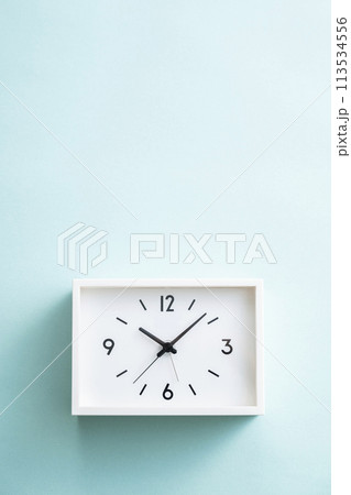 シンプルな白い時計 シンプルな白い時計 113534556