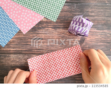 折り紙を折る女性の手元 113534585