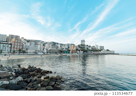 《静岡県》 熱海の街並みと熱海サンビーチの風景 《静岡県》 熱海の街並みと熱海サンビーチの風景 113534677