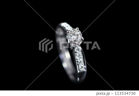 Diamond is the hardest glass. It has the most light refraction, so it has more luster than other gemstones. It is used to make jewelry. or utilized in industry For example, use it to cut solids. 113534730