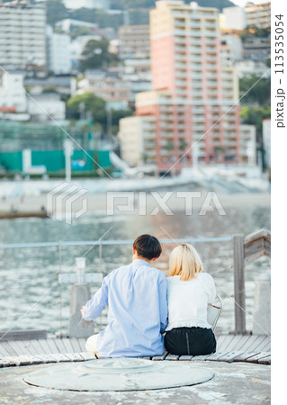 《静岡県》　熱海のビーチを楽しむカップル 113535054