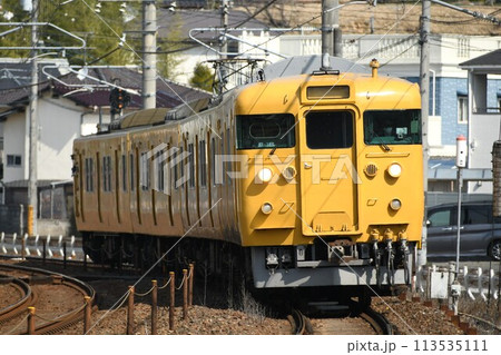 岡山へ向けて伯備線をゆく113系電車(B-16編成) 岡山へ向けて伯備線をゆく113系電車(B-16編成) 113535111