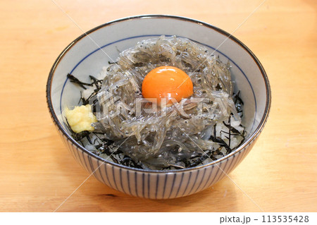 漁師家庭おすすめの生しらす丼   113535428