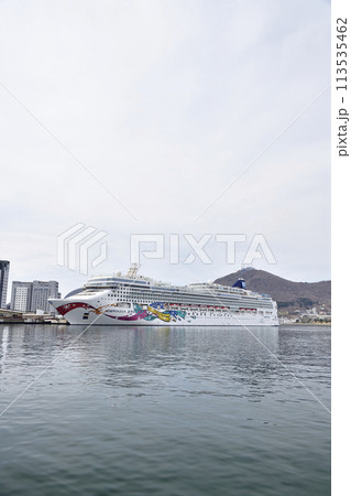 春の北海道函館市函館港に寄港するクルーズ船ノルウェージャン・ジュエル号の風景を撮影 113535462