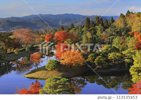紅葉に包まれる秋の修学院離宮 紅葉に包まれる秋の修学院離宮 113535853