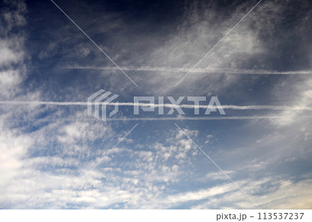 大空3本の飛行機雲 113537237