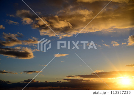 日没時の太陽光-2 日没時の太陽光-2 113537239