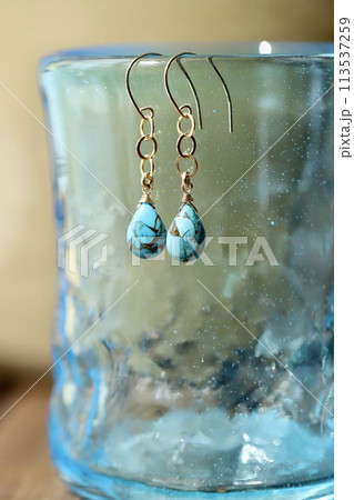 琉球ガラスに引っ掛けたコッパーターコイズのフックピアス　天然石ピアス 113537259