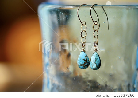 琉球ガラスに引っ掛けたコッパーターコイズのフックピアス　天然石ピアス 113537260