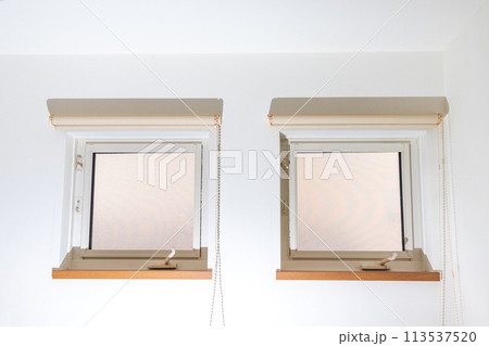 ロールスクリーンが取り付けられた二つの小窓 113537520