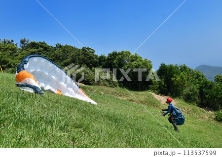 離陸するパラグライダー 113537599
