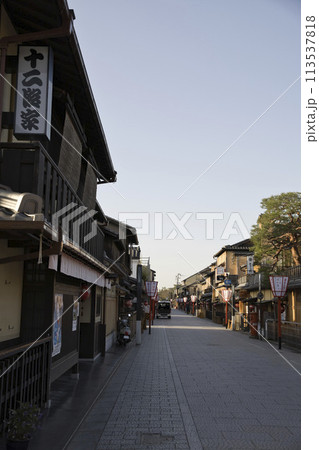 京都祇園 花見小路 縦構図1 京都祇園 花見小路 縦構図1 113537818