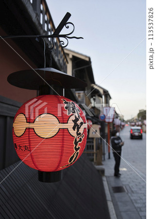 京都祇園　花見小路　提灯のある風景　縦構図2 113537826