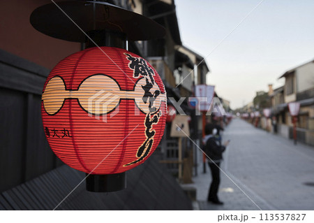 京都祇園　花見小路　提灯のある風景　横構図1 113537827