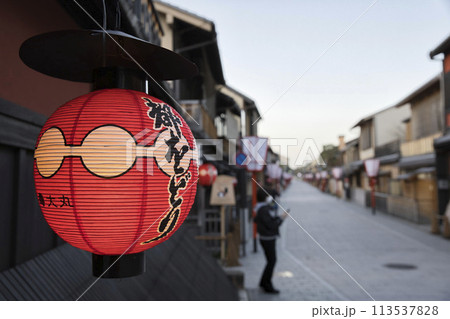 京都祇園 花見小路 提灯のある風景 横構図2 京都祇園 花見小路 提灯のある風景 横構図2 113537828