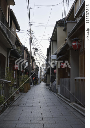 京都祇園　辻子の風景　縦構図10 113537848