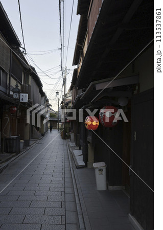 京都祇園　辻子の風景　縦構図13 113537861