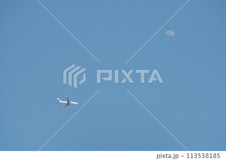 月と飛行機 113538185