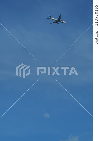 月と飛行機 113538195