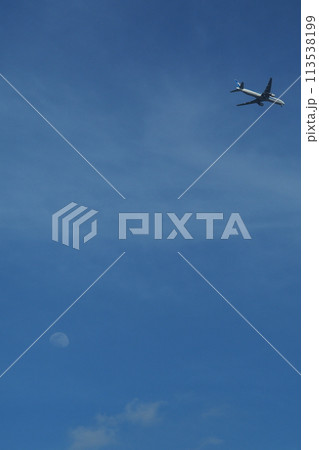 月と飛行機 113538199