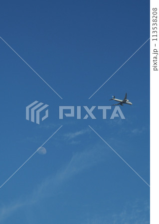 月と飛行機 113538208