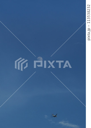 月と飛行機 113538232