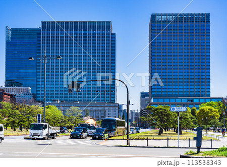 内堀通り 301号線 と 丸の内二重橋ビル （ 三菱重工 ）と 明治生命館 （ 明治安田生命 ） 113538343