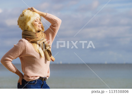 Fashion model enjoying sun 113538806