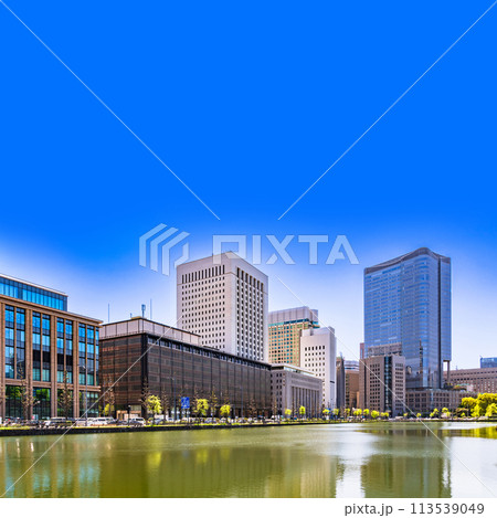 日比谷通り の 帝国劇場 と 第一生命 日比谷ファースト 本社ビル 【 東京都 の 風景 】 113539049