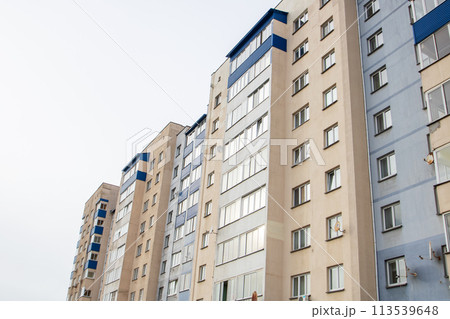 Windows of a multi-storey tall building against background of sky 113539648
