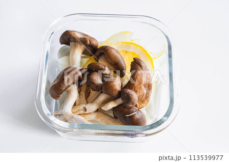 耐熱容器に入れたヒラタケと新玉ねぎ 113539977