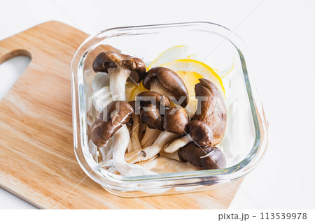 レンジで作るヒラタケと新玉ねぎのレモン煮 レンジで作るヒラタケと新玉ねぎのレモン煮 113539978