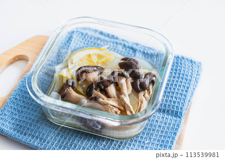レンジで作るヒラタケと新玉ねぎのレモン煮 レンジで作るヒラタケと新玉ねぎのレモン煮 113539981