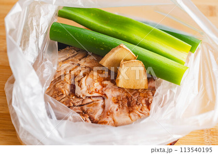 ビニール袋に入れたチャーシューの材料 ビニール袋に入れたチャーシューの材料 113540195
