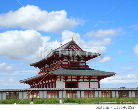 奈良の都、平城京の平城宮を復元している事業で復活した朱色に塗られた朱雀門の真北にある第一次大極殿 113540852