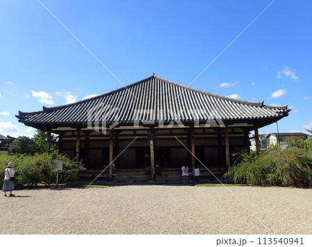 日本最古の本格的仏教寺院である法興寺（飛鳥寺）を移築した奈良県奈良市にある真言律宗の寺院である元興寺 113540941