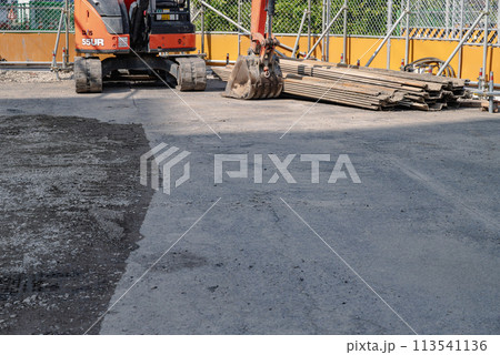 建設現場の資材置場 重機と鋼矢板 建設現場の資材置場 重機と鋼矢板 113541136