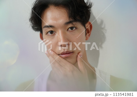 白タンクトップの若い男性 113541981